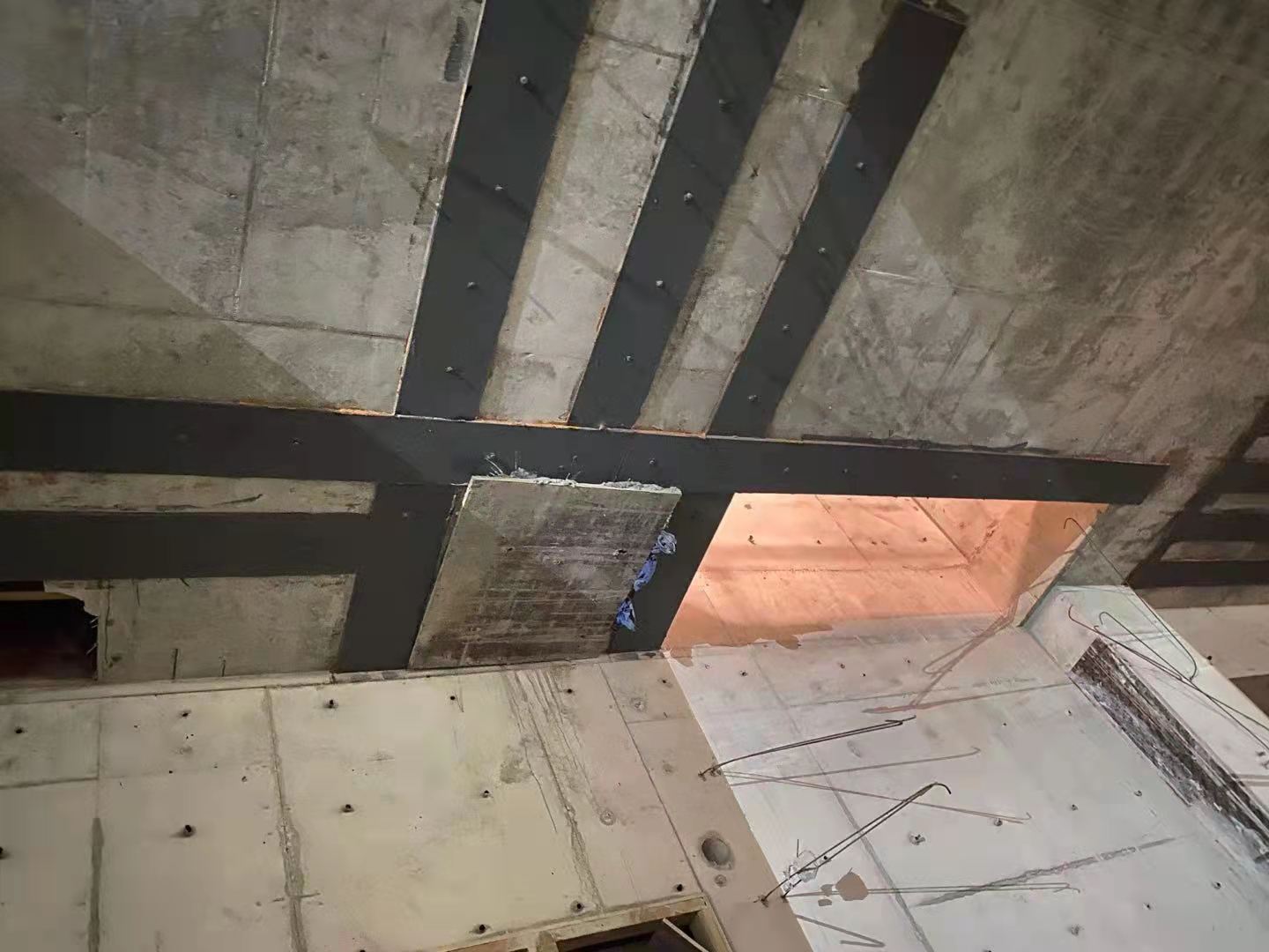 鹤岗楼板开洞用粘钢加固还是碳纤维布加固